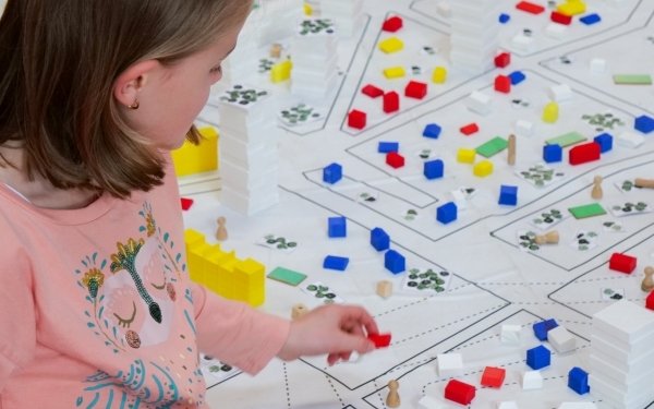 L'École Nationale Supérieure d'Architecture de Nancy a accueilli plusieurs classes de CM1 et CM2 les jeudis après-midis en mars et début avril pour expérimenter 7 ateliers de sensibilisation architecturale avec des étudiants de 3e année de cycle licence dans le cadre de leur engagement citoyen. 
Cette action de médiation est organisée en partenariat avec la Direction des services départementaux de l'Éducation nationale (DSDEN) de l’académie de Nancy-Metz. 

Cette année, plus de 150 élèves ont participé à ces ateliers sont des écoles Saint-Max, Essey-les-Nancy et Jarville.
Ateliers sur l'environnement urbain et l’aménagement du territoire, l'appréhension des échelles, des dimensions et la compréhension du plan, l'initiation au dessin d'observation et à la notion de perspective, l'exploration des architectures du monde, la découverte de vocabulaire architectural ainsi qu'un nouvel atelier mené à la médiathèque de l'école animé par les documentalistes autour de la ville et de l'habitation à travers les livres.
Le jeu des 7 familles" Archirama, histoires d’architectures en Meurthe-et-Moselle " a été proposé également - édité par le CAUE 54 en partenariat avec le laboratoire LHAC de l'école d'architecture de Nancy pour découvrir ou redécouvrir de manière ludique le patrimoine bâti du département de Meurthe-et-Moselle. 

#teamarchi #architecture #EnseignementSuperieur #mediation #sensibilisation #engagementcitoyen #EAC #education
@caue_54 @metropolegrandnancy @culture_gouv