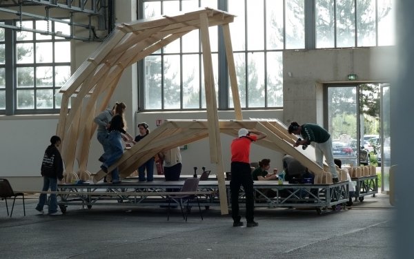 [ENSEIGNEMENT] Nouvelle expérimentation à l'échelle 1 pour des étudiants de première année de Cycle Master de l’école nationale supérieure d’architecture de Nancy qui ont travaillé à la réalisation d'une structure en bois pour couvrir une scène mobile dans le cadre de l’enseignement « structures innovantes » encadré par Christophe Aubertin et Anwar Nehlawi. Le projet est réalisé en partenariat avec L'Autre Canal à Nancy et sera présenté à l'occasion du Festival Bon Moment organisé par l’Autre Canal du 29 au 31 mai 2026.

Cet enseignement visent à identifier et à analyser des structures innovantes capables de renouveler le vocabulaire des espaces bâtis. À partir de propositions de programmes en lien avec l’environnement culturel local, plusieurs axes de projet sont explorés. Nourries par des références, des expériences menées à différentes échelles, ces démarches ont pour objectif d’organiser la construction de prototypes à l’échelle 1 en appréhendant les contraintes techniques, matérielles ainsi qu'en expérimentant le dialogue avec une maîtrise d'ouvrage, des utilisateurs…

@culture_gouv @lautrecanalnancy @octroi.nancy #architecture #enseignesuperieur #teamarchi