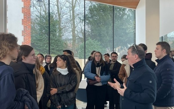 Retour sur la restitution des ateliers de projets du 1er semestre en 1ère année de cycle master dans les domaines Architecture Histoire Patrimoine et Architecture Ville & Territoires de l'école nationale supérieure d'architecture de Nancy.

Les étudiantes et étudiants ont travaillé sur le devenir du territoire et le renouveau du patrimoine de l’agglomération d’Epernay Agglo Champagne. En janvier, après une rencontre avec l'architecte Giovanni Pace, ils ont présenté leurs projets sous forme d'exposition aux élus et aux acteurs du cadre de vie de l'agglomération d'Epernay

Enseignants encadrants ENSA Nancy :
Antoine Brochard - Maître de conférences Architecture Histoire Patrimoine 
Louise André - Maîtresse de conférences associée Architecture Ville & Territoires 

Ce temps pédagogique a été réalisé dans le cadre d’une convention de partenariat pédagogique entre l’école d’architecture de Nancy et l’agglomération d’Epernay Agglo Champagne
@villeepernay @epernayagglochampagne 
#Ecoledarchitecture #Teamarchi #architecture #EnseignementSuperieur #patrimoine #territoire #atelierparticipatif #epernay #epernaychampagne
