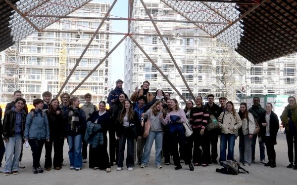 [VOYAGE D’ETUDES] Les 3 et 4 mars, la promotion d'étudiantes et étudiants de 3e année de cycle Licence à l'école d'architecture de Nancy a inauguré les enseignements du second semestre avec un voyage d'études à Zürich en Suisse, consacré à la découverte d'opérations de logement collectif et encadré par les enseignants Rémi Rouyer, Nadège Bagard, Sylvain Sabau, Ana Vida, Sébastien Rinckel et Matthieu Fuchs. Ils étaient également accompagnés de Marc Verdier, pour une transition éclairée des étudiants du projet urbain au projet architectural.

🚌 Les étudiantes et étudiants ont bénéficié de visites particulières avec les architectes Philipp Esch (Studio Esch Rickenbacher Architektur) pour l'opération Zollstrsasse-Ost (2019), Evelyn Enzmann (Enzmann Fischer) pour l'opération Zollhaus (2021) et Hannes Mahlknecht (duplex Architects) pour l'opération Wädickering.

🔎 Dans cette métropole cosmopolite d'un peu plus de 1 million d'habitants, centre économique et financier d'échelon mondial, la production de logements est partagée entre coopératives et fonds d'investissement. Le foncier, rare, fait l'objet d'un recyclage "par substitution", des opérations modernes remplaçant les logements ordinaires du début du XXe siècle. Dans cette dynamique, une production architecturale remarquable explore la question de la densité, de la silhouette urbaine, des typologies, des espaces partagés, dans une exigence de qualité et - parfois - une économie de moyens, des constructions simples, pérennes et spatialement généreuses. 

#architecture #teamarchi #logement #enseignementsuperieur #projetarchitectural #projeturbain @studioeschrickenbacher