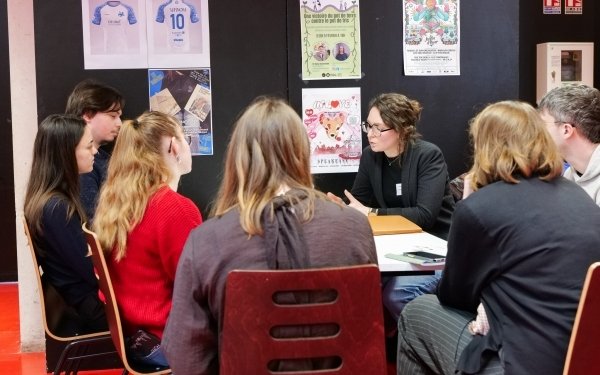 [ENSEIGNEMENT] 4e édition de l'Intensif Profession(s) à l’école nationale supérieure d'architecture de Nancy, une semaine d'enseignement coordonnée par les enseignantes Lucile Pierron et Gwenaëlle Zunino et suivie par les étudiantes et étudiants de 2e année de cycle master.
Cet intensif s’inscrit dans l’un des axes stratégiques définis par le projet d’école de l'ENSA Nancy : accompagner les étudiants de 2e année de cycle master dans la construction de leur projet professionnel et ainsi faciliter la transition entre les « mondes » universitaire et professionnel 
Pendant 5 jours, la séquence pédagogique enchaîne conférences de professionnels qui expliquent leurs parcours, leurs pratiques, speed-meeting avec des professionnels et des anciens diplômés de l'école, ateliers sur les outils et la méthodologie de recherche d'emploi, simulation d'entretiens…
A noter également la conférence de Laure-Anne Geoffroy Duprez, présidente de l'UNSFA mercredi 11 février. Invitée par Julien Biganzoli et Frédérik Ambert dans le cadre de la formation HMONP, elle a abordé la pratique d'architecte et l'engagement pour le collectif.
Chaque journée Profession(s) questionne une thématique :
👉Découvrir les formations de spécialisations
👉Questionner la diversité des pratiques de maîtrise d'œuvre
👉Explorer les débouchés et les métiers de l'architecture
👉Préparer son insertion professionnelle
👉Ateliers de simulations d'entretiens d'embauche
Les étudiants amorcent ainsi la construction d’un réseau professionnel et leur réflexion pour préparer leur insertion professionnelle. En agences, en collectifs, dans la fonction publique, dans les territoires, dans la recherche, les trajectoires possibles sont multiples. L'enseignement propose aussi des ateliers méthodologiques pour préparer son insertion professionnelle dont des simulations d'entretiens d'embauche
#enseignementsuperieur #teamarchi #emploi #architecture #insertionprofessionnelle #grandest #ecolearchinancy #Ecoledarchitecture