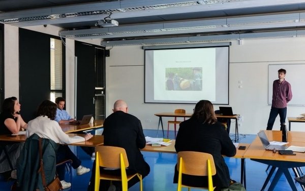 SOUTENANCES PUBLIQUES HMONP
JEU. 25 MAI
Les ADE inscrits en HMONP présenteront leurs mémoires devant leurs jurys ce jeudi à l'@ecolearchinancy.
Ces soutenances sont ouvertes au public, aux communautés de l'école et particulièrement aux étudiantes et étudiants. Les mémoires sont
présentés dans le hall étudiant de l'école.
@culture_gouv
#ecolearchinancy #ecolearchitecture #ecolearchi #archinancy #architecture #enseignementsupérieur #formation #hmonp