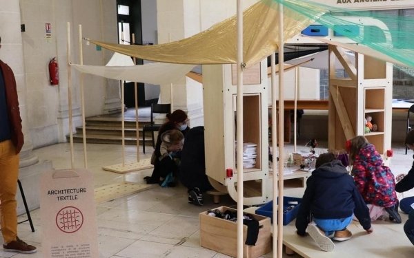 #jnarchi à #ecolearchinancy Aujourd'hui, des familles expérimentent les ateliers de découverte à l'architecture ARCHInOMADE.
Il y est question d'échelles, de perspectives, d'usages, d'écologie, d'habitats du monde...
Ateliers animés par des étudiants de l'école et le Collectif de jeunes diplômées @collectif_heruditatem
Le public qui a répondu à l'appel à inscriptions découvre également le club Minecraft de l'école et l'atelier de linogravure @modulab avec La Maison de l'Architecture de Lorraine @maisonarchilor
en savoir + : http://www.nancy.archi.fr/fr/jna2020archinomade.html
@culture_gouv @journeesarchitecture @agencedezarts
#jnarchi #architecture #ecolearchitecture