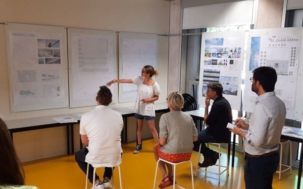[ENSEIGNEMENT]

Jury pour l’atelier de projet « Ici & Maintenant » pour les étudiantes et étudiants de 1e année de cycle Master domaine Architecture Théorie et Critique.

Une vingtaine d'étudiantes et étudiants présentent leur projet sur le sujet « Mémorial aux nuages sur le parvis de l’école ».

Membres des Jurys : Pascal Brateau, Giovanni Pace, Alexandra Schlicklin, Claire Alliod, Vincent Dietsch, Xavier Leclerre.

Enseignants Reponsables : Nicolas Depoutot et Cécile Demange.

Invité : Mathieu Simonet, écrivain-avocat. 

#ecolearchitecture #ecolearchi #ecolearchinancy #archinancy #nancyarchitecture #etudiantarchi #enseignementsuperieur #master #masterarchitecture #architecture #culture 
@culture_gouv