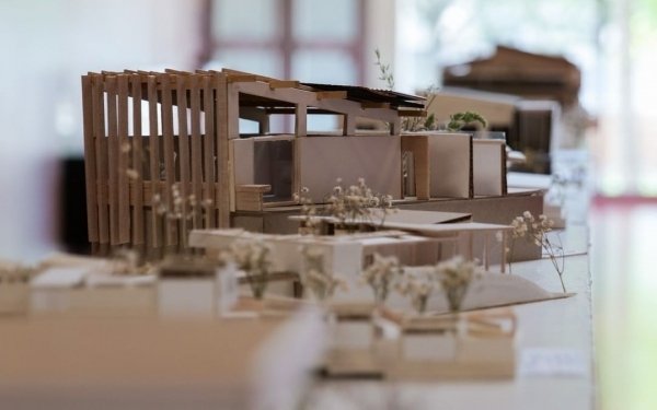 [EXPOSITION]

Architecture et édification

DU 24 MAI AU 5 JUIN // Hall d’exposition

Exposition d’une sélection de maquettes des étudiants de deuxième année de cycle Licence de l'@ecolearchinancy dans le cadre de l’atelier « Architecture et édification » encadré par leur enseignante Béatrice Laville.

Cet atelier propose aux étudiants d’expérimenter les dimensions architecturales (composition et spatialité), constructives (structures, mise en œuvre, matériaux et confort) et sensibles (ambiances et perception) du projet d'architecture grâce à la mise en espace d'un programme de petit édifice public. Il s'inscrit dans la continuité et progressivité des apprentissages de deuxième année qui précèdent les projets de troisième année de cycle licence.

L'enseignement vise l'acquisition de savoir-faire de conception permettant d'aboutir à une cohérence globale entre décision de projet, choix et dimensionnement des structures et systèmes constructifs, données de matérialité et de confort, et organisation spatiale et ses usages.

#ecolearchinancy #ecolearchitecture #archinancy #enseignement #enseignementsuperieur #architecture #edification #exposition #expositionarchitecture #travauxetudiants
