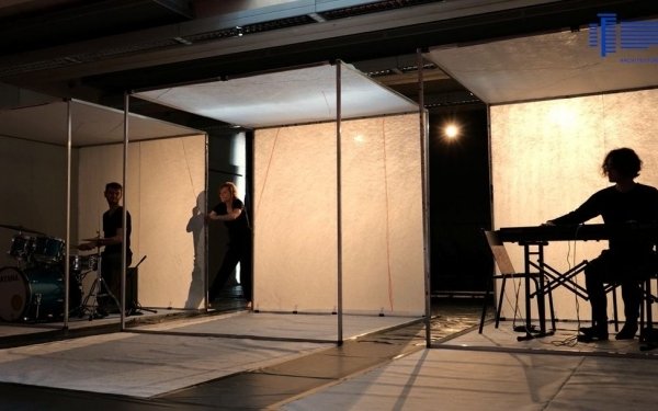 // Retour sur le brunch musical du samedi 9 avril 2022
Samedi 9 avril, la directrice Gaëlle Perraudin a eu plaisir de retrouver les diplômés architectes d’État 2019 et 2020 dans le bâtiment Vacchini lors d'un brunch musical et artistique organisé en partenariat avec les étudiants apprentis du CFA Métiers des arts de la scène de l'Opéra national de Lorraine ainsi que le Music Academy International et Scènes et Territoires.
À cette occasion, Carole Nieder, artiste plasticienne et architecte, a proposé une intervention artistique dans le hall de l'école.
Sa performance a été filmée et est à voir ou à revoir sur la page YouTube de l'école : https://www.youtube.com/watch?v=fkmRK1Es5NE
@carolenieder
#teamarchi #enseignementsup