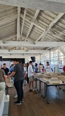 [ENSEIGNEMENT]
MER. 31 MAI

Les étudiantes et étudiants de cycle Master ont réalisé leur rendu de projets de réhabilitation et de construction éco-responsable du centre ancien de Vézelise devant les élus locaux et leurs enseignants.

Cet exercice est réalisé dans le cadre des enseignements de cycle Master "Impact" domaine Architecture Ingénierie Environnement encadrés par les enseignants Caroline Leloup et Julien Mussier et "Ressources" domaine Architecture Histoire et Patrimoine encadrés par Aurelie Husson, Matthieu Fuchs, Émilie Lemoine et Cyril Remy. 

#archinancy #ecolearchi #ecolearchinancy #architecture #rehabilitation #ecoresponsable #projet #enseignementsuperieur #enseignement #etudiantarchi #vezelise