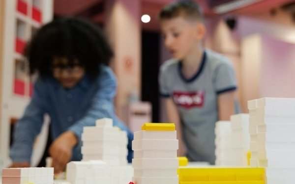 Ateliers pour le jeune public
Journées européennes du patrimoine à l’école d’architecture de Nancy
Samedi 17 septembre 2022
L’école nationale supérieure d’architecture ouvre ses portes au public samedi 17 septembre à l’occasion des journées européennes du patrimoine 2022. A cette occasion, 3 ateliers « Archinomade », découverte et expérimentation de l’architecture, sont proposés au jeune public.
Petits et grands sont invités à construire des maquettes de villes géantes, en prenant en compte les enjeux écologiques, l’aménagement du territoire, à identifier des architectures du monde par leur modes constructifs et la découverte de matériaux et à s’initier à la notion d’échelles par le dessin d’architecture.
@jepofficiel @culture_gouv
#journeeeuropeennedupatrimoine
#architecture #ecolearchinantes